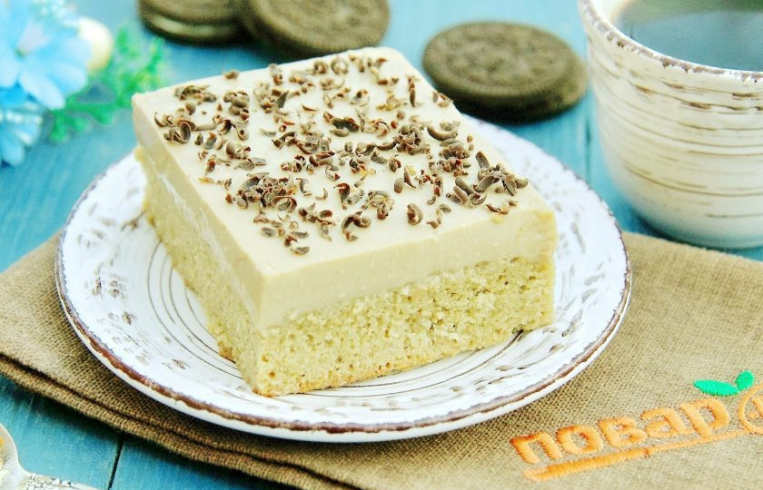 1. Этап. Кофейное пирожное: После того как верхний слой хорошо застынет, аккуратно выньте десерт, подравняйте края и нарежьте на порции. Кофейное пирожное готово. Я подавала с кофе, украсив верх тертым шоколадом. Приятного аппетита!