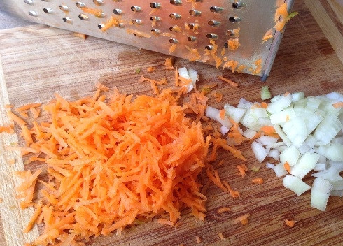 1. Этап. Суп из замороженных белых грибов: А пока нарежем мелкими кубиками лук и натрем морковь на средней терке.