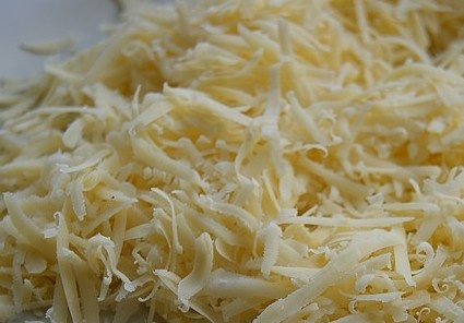 1. Этап. Рыба по-министерски: Сыр натереть на крупной терке.