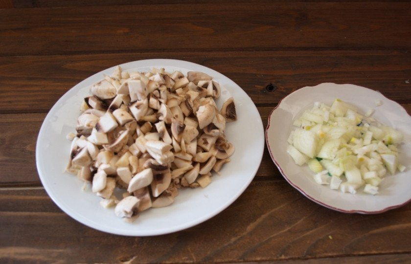 1. Этап. Дрожжевые пирожки с капустой: Нарезаем шампиньоны мелко. Нашинкуйте капусту.