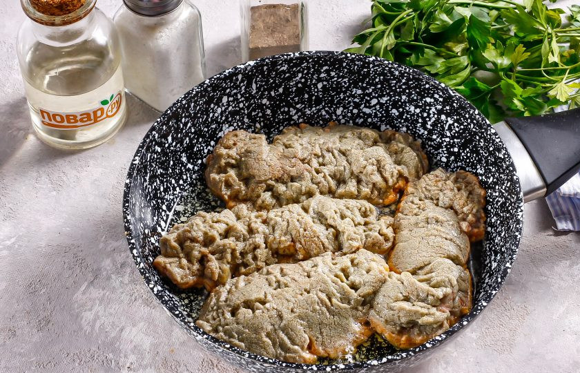 1. Этап. Жареная икра сазана: Прогрейте на сковороде растительное масло и выложите в него части икры. Обжарьте примерно 3-4 минуты на умеренном нагреве.