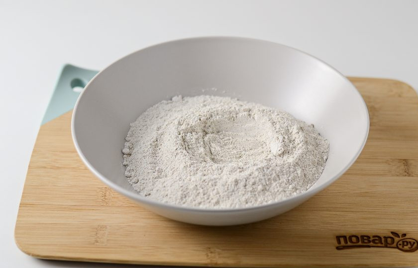 1. Этап. Хлебцы: Муку просейте в большую миску. В центре сделайте углубление.