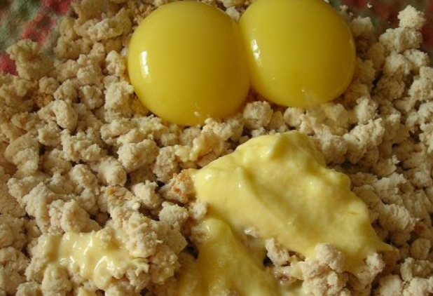 1. Этап. Cуфле из курицы для детей: К фаршу добавьте размягченное сливочное масло и два яичных желтка. Тщательно перемешайте.