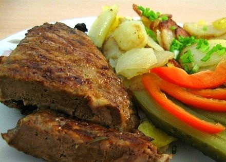 1. Этап. Отбивные из печени: Подавайте отбивные из печени с картофельным пюре, отварным рисом, макаронами или кашей. Впрочем, они хороши как в горячем, так и в холодном виде - например, поверх кусочка ржаного хлеба, смазанного сметаной и посыпанного мелко нарубленным чесночком;).