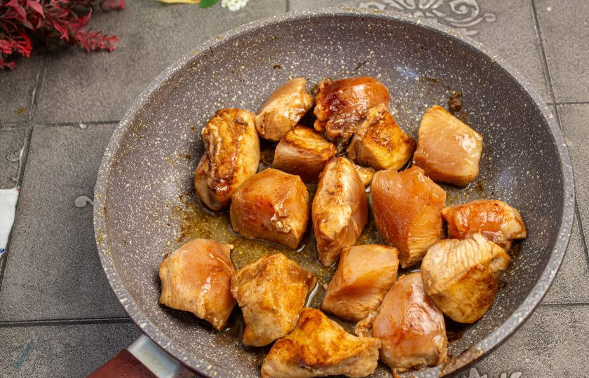 1. Этап. Филе куриное в соевом соусе на сковороде: Сковороду нагрейте, выложите курицу и жарьте при небольшом нагреве, периодически помешивая около 20 минут.