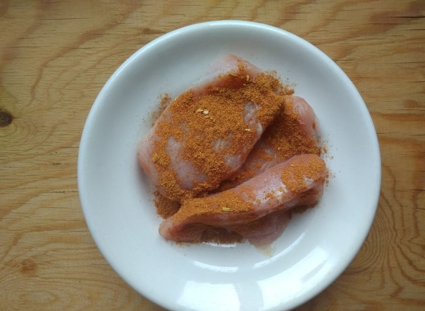 1. Этап. Филе индейки с чесноком в фольге: 3. Затем филе натрите приправой.