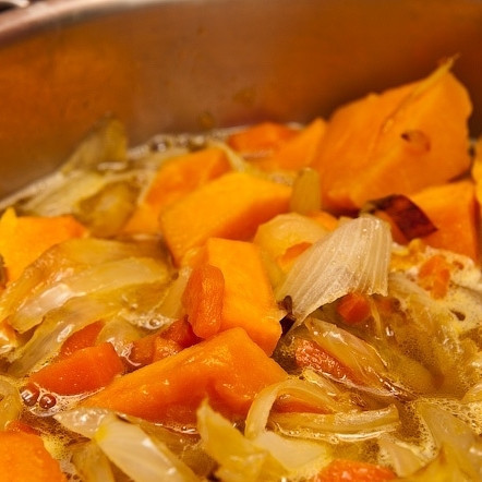 1. Этап. Тыквенный суп с креветками: Сразу вслед за этим добавляем в суп обжаренные овощи и специи.