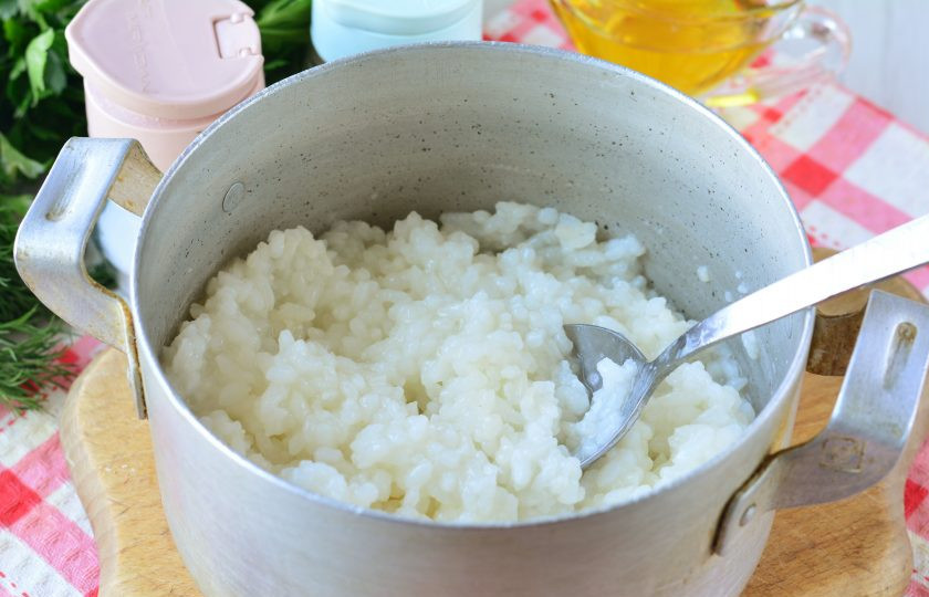 1. Этап. Вегетарианские голубцы из пекинской капусты: Сварите рис до готовности, лишнюю воду слейте. При варке немного подсолите.