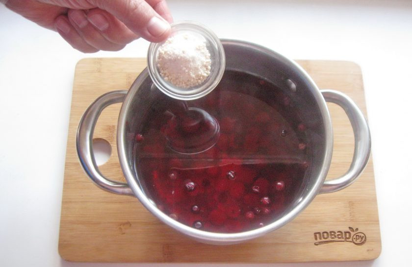 1. Этап. Кисель с пектином: После всыпьте пектин, перемешайте до полного растворения и варите 5-6 минут до загустения киселя.
