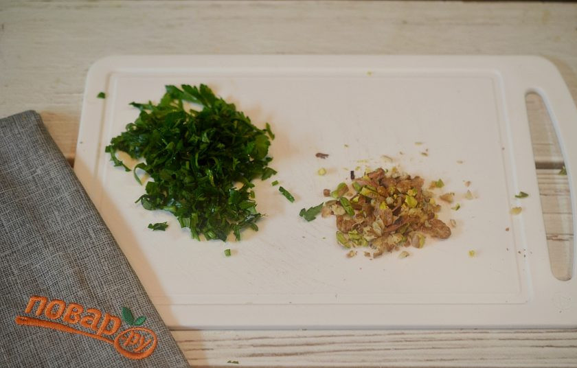 1. Этап. Фаршированный сыр: 3. Петрушку помойте, обсушите и нарежьте. Орехи измельчите.