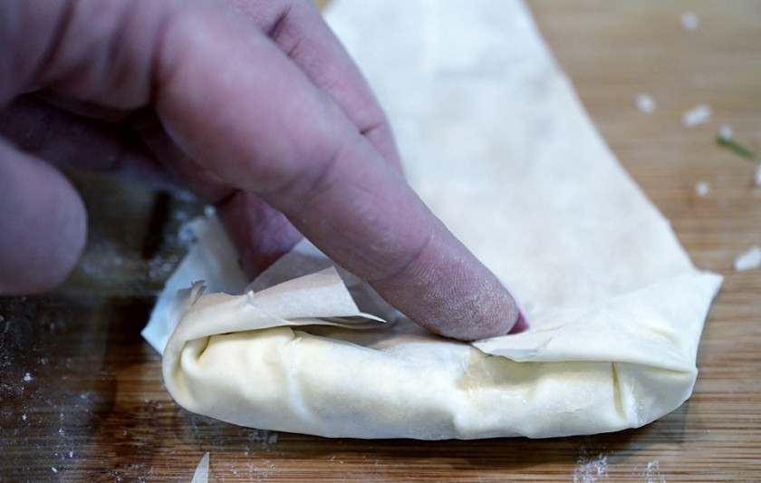 1. Этап. Сигара бореги: Сворачиваем трубочку. Сверните два раза, затем загните конца с боком и сворачивайте трубочкой до конца.