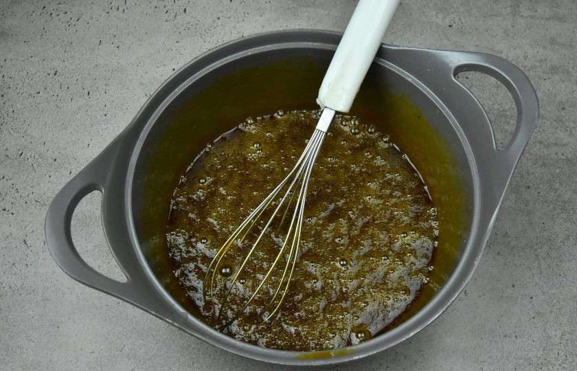 1. Этап. Торт Медок: Хорошо вмешайте яйца в медовую составляющую, чтобы они объединились в однородную смесь.