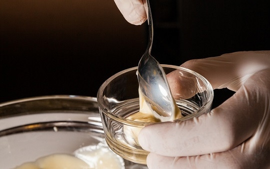 1. Этап. Сырный мусс: 9. Разложите готовую массу по формочкам для подачи.