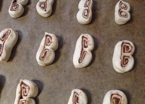 1. Этап. Печенье Слоновьи ушки: Нарезаем получившуюся двойную колбаску острым ножом на шайбочки толщиной примерно 1 см. Выкладываем на противень, застеленный пергаментом.