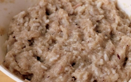 1. Этап. Котлеты из индейки с рисом: Теперь в получившуюся массу нужно добавить немного воды, чтобы котлеты получились более сочными и нежными, после чего смешайте фарш с предварительно отваренным и остывшим рисом.