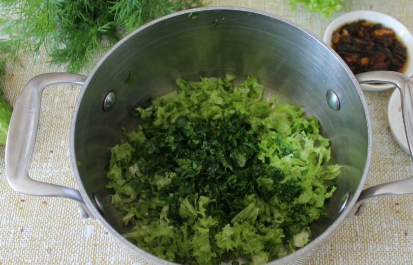 1. Этап. Грибной холодный суп: Всю зелень тщательно промываем. Листья салата режем крупнее, петрушку мельче. Высыпаем нарезанную зелень в кастрюлю.