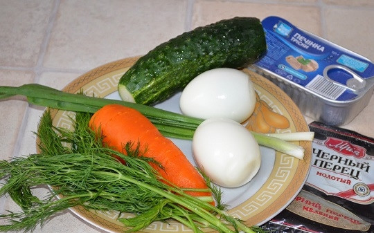 1. Этап. Салат с печенью трески: 1. Вот такой довольно простой набор ингредиентов вам потребуется. Отварите предварительно яйцо и морковь.