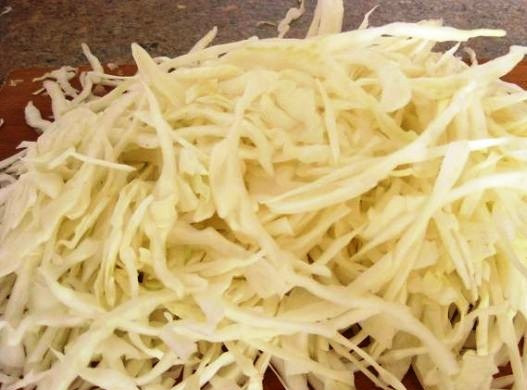 1. Этап. Капустная запеканка с мясным фаршем: Пошинкуйте капусту.