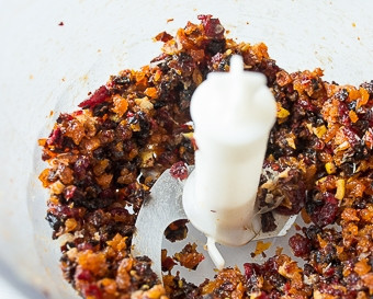 1. Этап. Веганские батончики из сухофруктов: И перемалываем-измельчаем. Степень измельчения зависит от вашего вкуса. Хотите, чтобы сухофрукты были кусочками или сплошной массой, значит рубим подольше или поменьше.