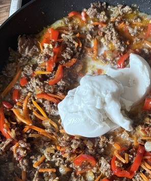 1. Этап. Соус Болоньезе по-азиатски: Всё перемешать и влить кокосовое молоко, ещё раз хорошо перемешать и тушить минут десять. Выжать немного лаймового сока, попробовать на соль/перец, можно добавить зелень (я добавила петрушку).