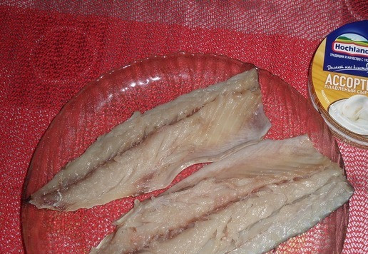 1. Этап. Запеченная скумбрия с овощами и сыром: Каждую рыбку разделяем на 2 филе и удаляем косточки.