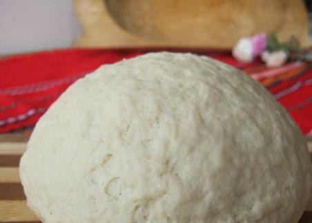 1. Этап. Пирожки на соде: Тесто на 20-30 минут оставьте в покое, накрыв полотенцем или пищевой пленкой.