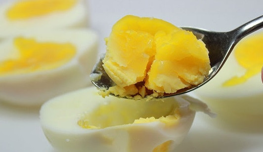 1. Этап. Яйца, фаршированные горчицей: 4. В отдельную мисочку выберите желток.