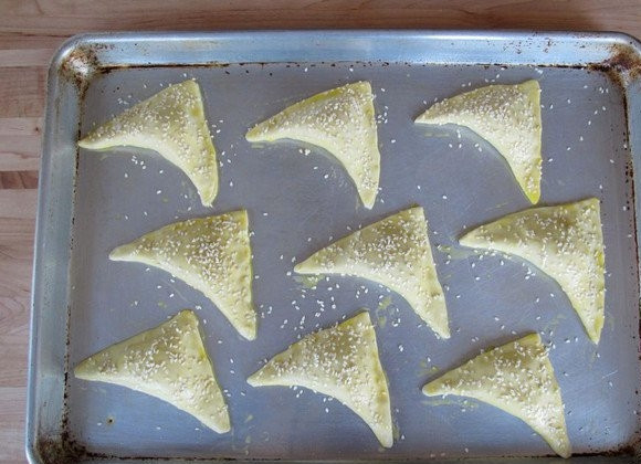 1. Этап. Слойки из бездрожжевого теста с сыром: 8. Также можно присыпать сверху кунжутом, например. Отправьте противень в разогретую до 180 градусов духовку.