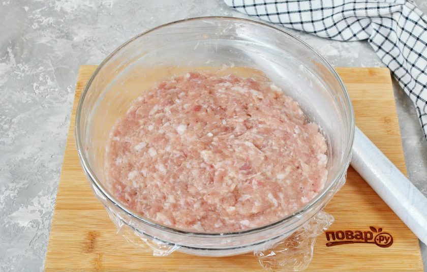 1. Этап. Домашняя колбаса из курицы: Накройте пищевой пленкой, уберите в холодильник на сутки, периодически перемешивая, хотя бы раза 4 за все время.