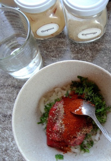 1. Этап. Пельмени-гриль с индейкой: Добавить в миску томат, специи и соль по своему вкусу.