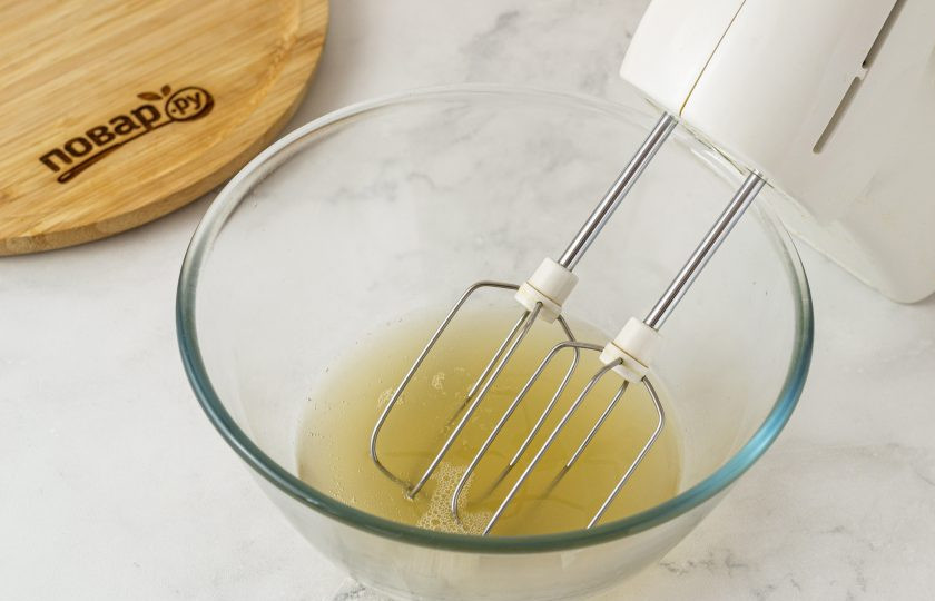 1. Этап. Постный торт Птичье молоко: Начните взбивать аквафабу миксером на высокой скорости. Когда она взобьется до белой пышной пенки, добавьте винный камень и ксантановую камедь. Взбейте до плотной пышной массы. Добавьте в конце ванилин и лимонный сок.