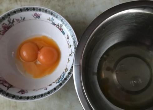 1. Этап. Воздушные яичные лепешки: 2. Отделяем белки от желтков.