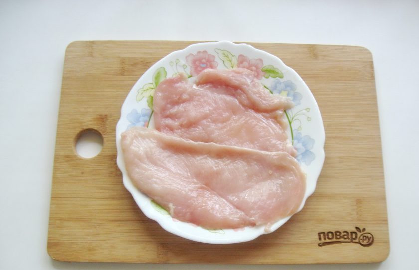 1. Этап. Куриная грудка на сковороде-гриль: Филе помойте, обсушите и нарежьте пластами. Отбивать не нужно.
