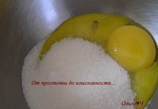 1. Этап. Творожный пирог с клубникой: Желтки соедините с сахаром, взбейте.