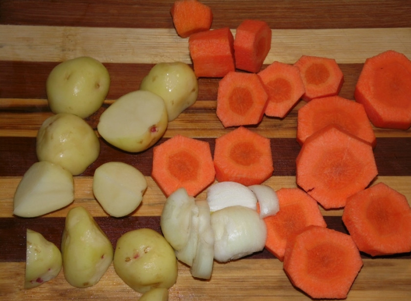 1. Этап. Овощное рагу с гусиным мясом: Тщательно чистим, моем все овощи и нарезаем.