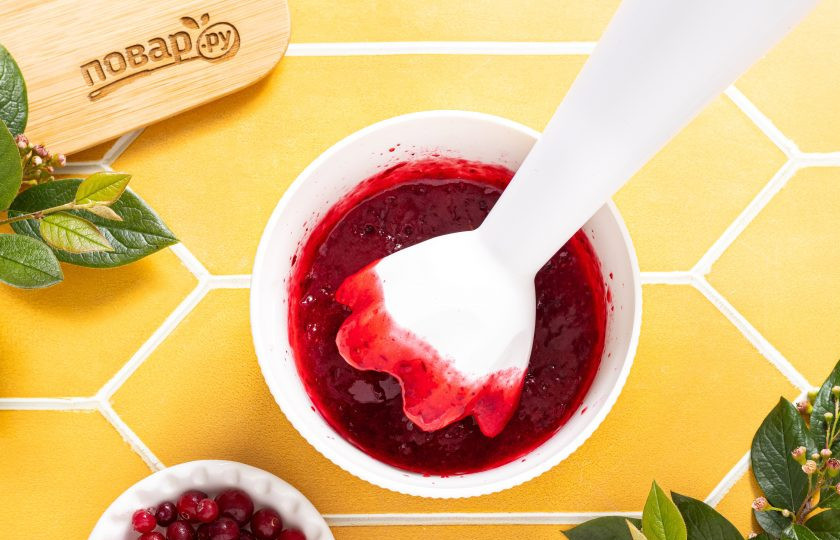 1. Этап. Клюквенный напиток: Клюкву измельчите блендером до консистенции пюре. Если используете свежую клюкву, ее предварительно переберите, помойте и обсушите.