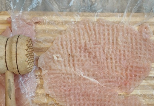 1. Этап. Бомбочки из индейки с лисичками: Филе индейки промыть, разрезать вдоль на 4 тонких кусочка. Каждый кусочек хорошенько отбить молоточком через пищевую плёнку или целлофановый пакет. Отбитое филе обмазать солью (1/2 ч. л.)