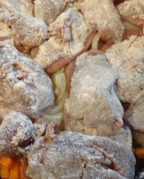 1. Этап. Печень в сливках (оригинальный рецепт): Обжариваем до золотистости, периодически перемешивая, затем добавляем сливки и специи, тушим все под крышкой 15 минут.