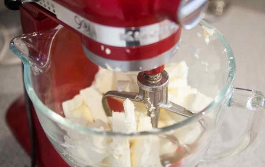 1. Этап. Классический чизкейк Нью-Йорк: 4. Для приготовления начинки соедините крем-сыр с сахаром, ванильным экстрактом, яйцами, сметаной и сливками.