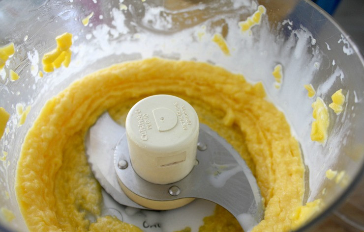 1. Этап. Итальянское мороженое Джелато: 2. Добавляем обычное и кокосовое молоко, взбиваем до однородности. Сахар я вообще не добавляю, но вы, если любите сладкое мороженое, добавьте.