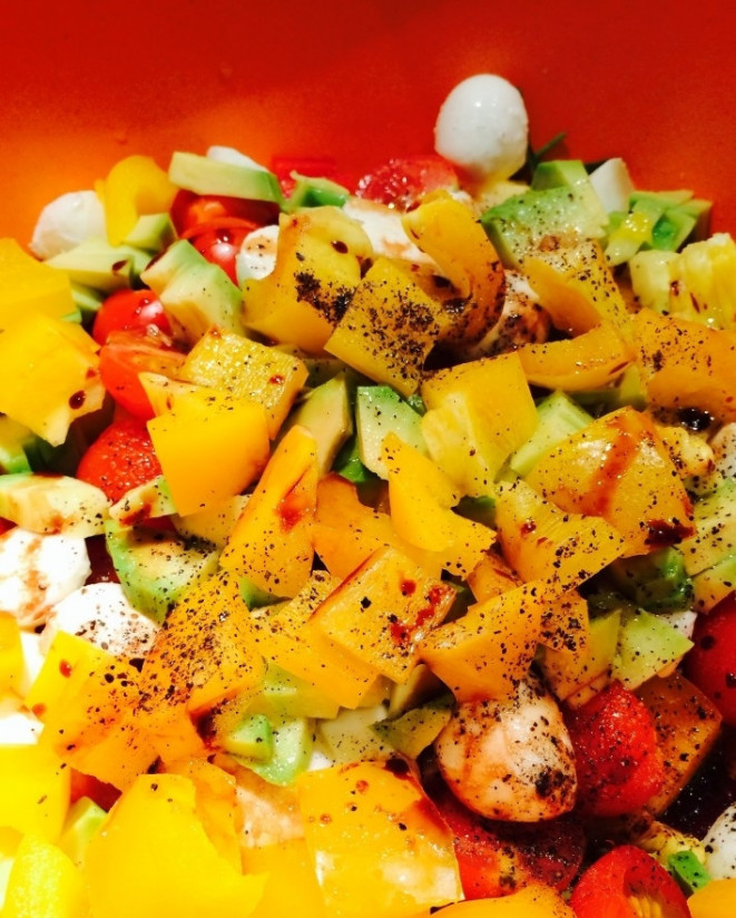 1. Этап. Салат с соусом Наршараб: Посолите и поперчите овощи.