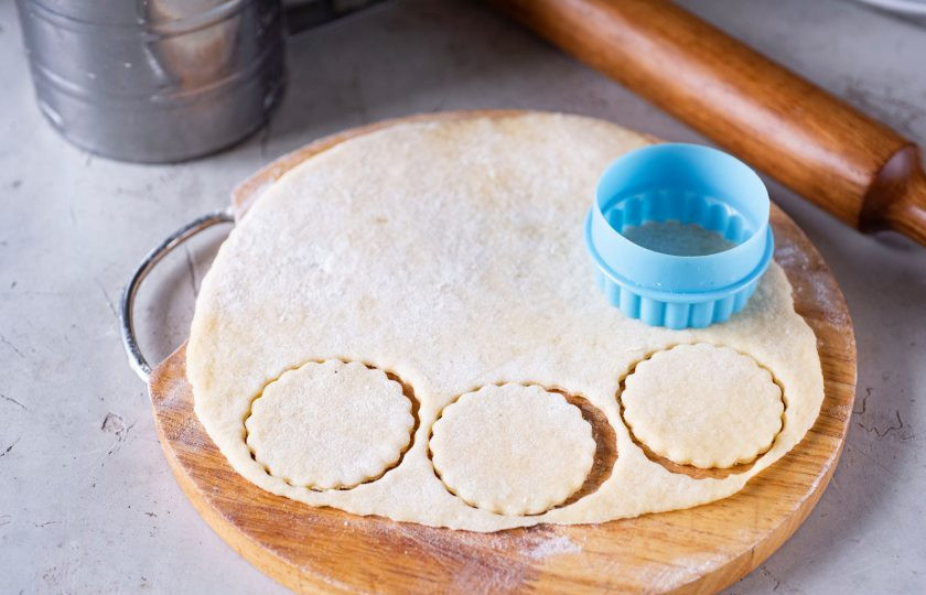 1. Этап. Сухое печенье: Рабочую поверхность чуть припылите мукой и раскатайте тесто в тонкий пласт. Выдавите кондитерской вырубкой заготовки будущего печенья.