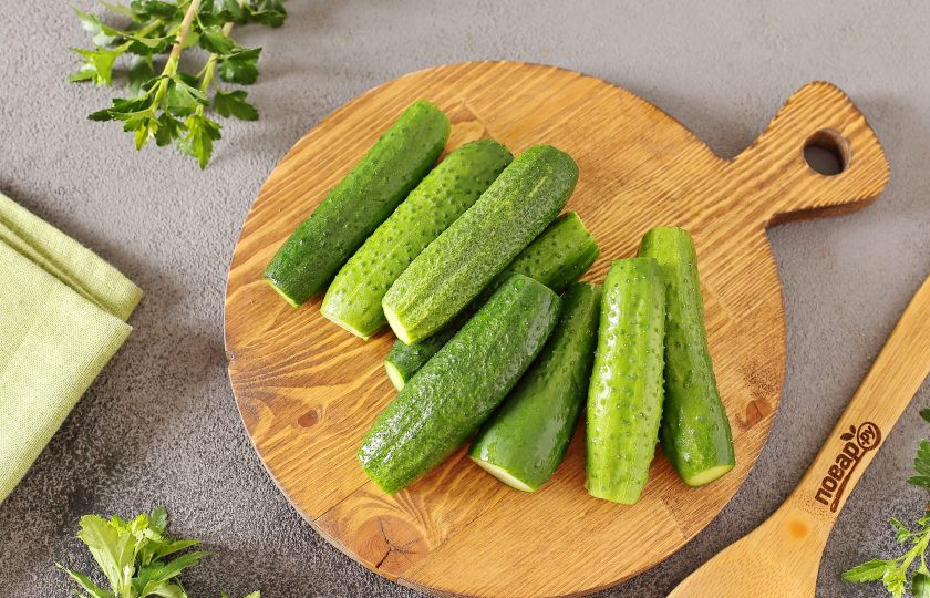 Огурцы маринованные с черноплодной рябиной 1. Этап. Огурцы маринованные с черноплодной рябиной: Затем промойте и срежьте кончики с двух сторон.
