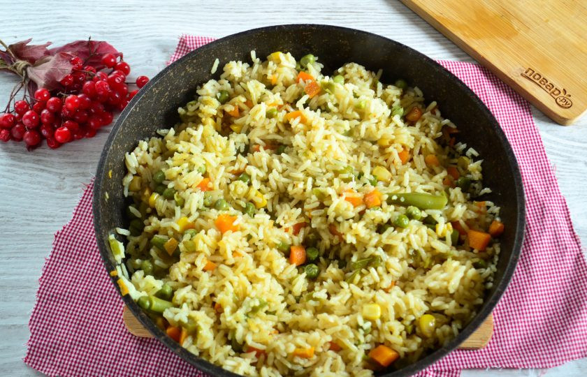 1. Этап. Рис с замороженными овощами: Рис с замороженными овощами готов. Рис получился очень рассыпчатым, с ярким вкусом, а на вид блюдо очень аппетитное! Приятного!
