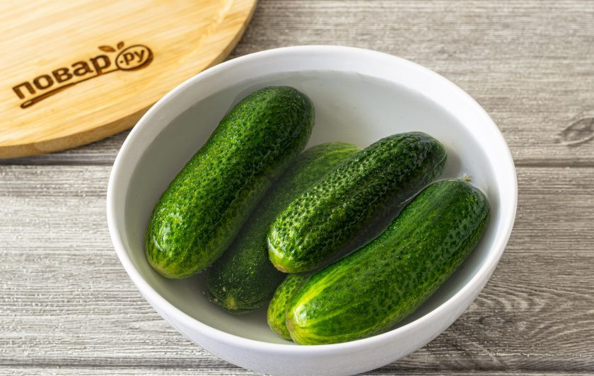 1. Этап. Маринованные огурцы с уксусом: Огурцы предварительно замочите в холодной воде на 4-5 часов, чтобы они стали упругими и хрустящими.