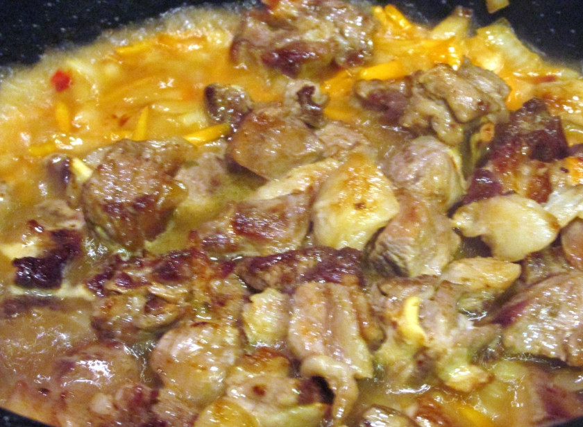 1. Этап. Баранина фермерская: 2. Теперь добавим к мясу измельченные лук и морковку, а также чеснок, пропущенный через пресс. Обжарим до румяности лука, и добавим чуть воды, пусть тушится на маленьком огне.