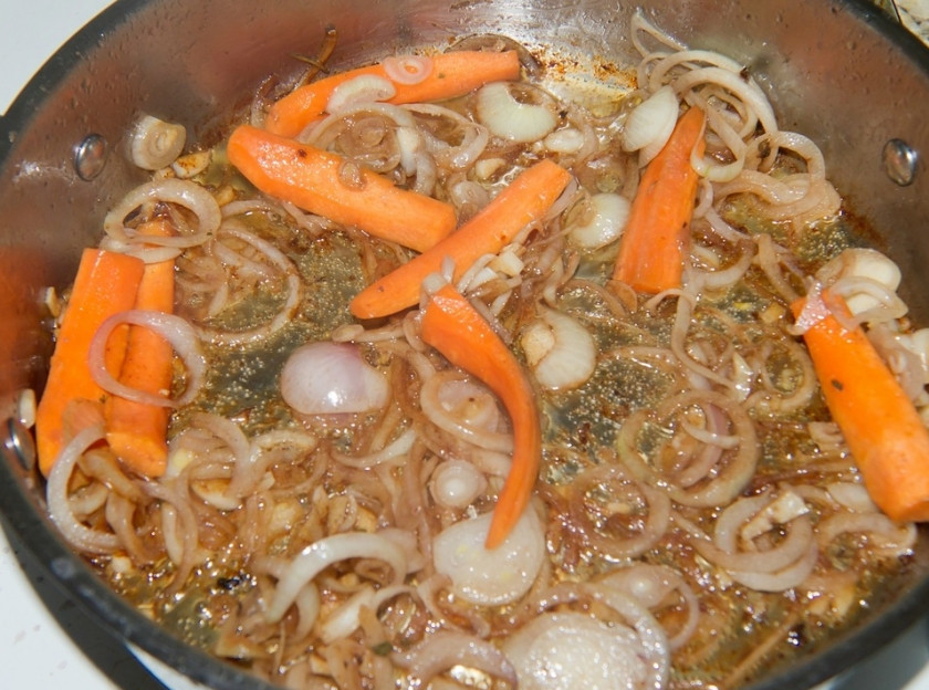 1. Этап. Жареный петух: В той же сковороде обжариваем лук и морковь, а также измельченный чеснок. Жарим 3-4 минуты.