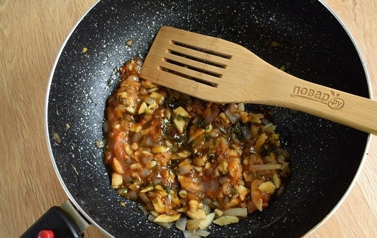 1. Этап. Харчо с перловкой: Добавьте ткемали, перемешайте, готовьте в течение 2-ух минут.