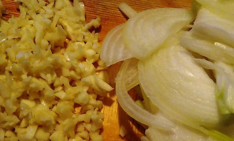 1. Этап. Грибы шиитаке по-корейски: Измельчаем чеснок, лук режем полукольцами.