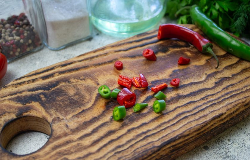 1. Этап. Чесночно-томатный чатни: Перец чили нарежьте небольшими кусочками.